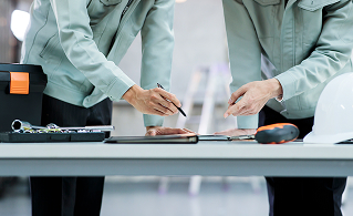 会議している写真