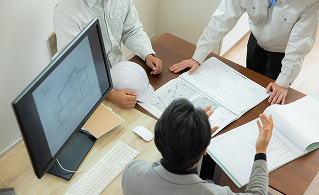 会議している写真