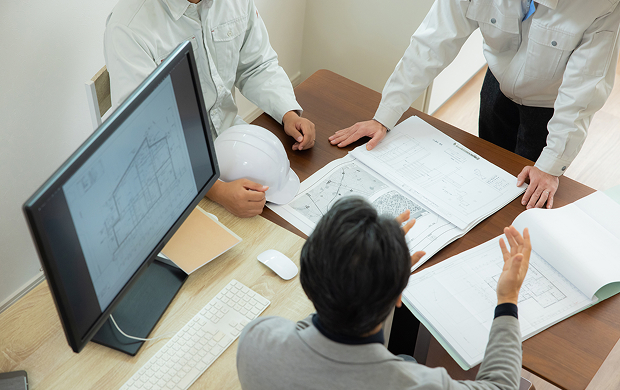 会議している写真