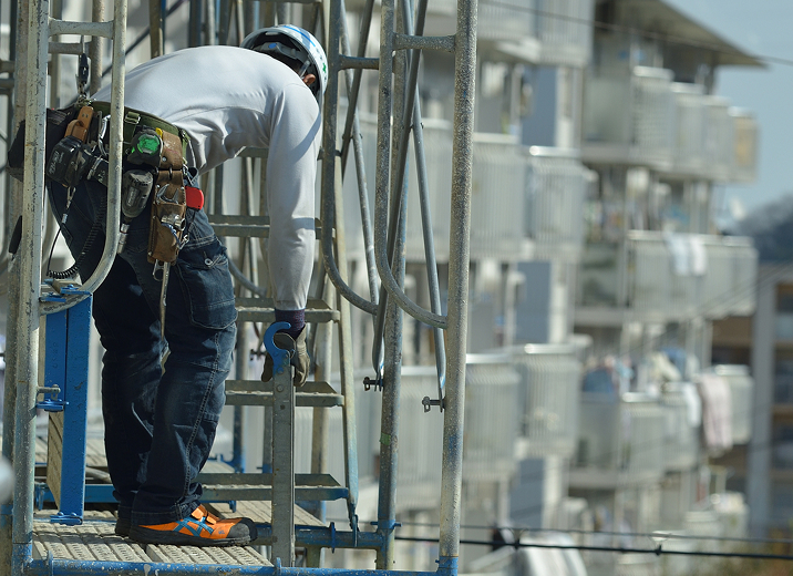 足場で作業をしている人の写真